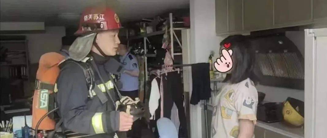 为救室友身中七刀的女孩穿上了警服,英勇女孩为救室友身中七刀后光荣穿上警服